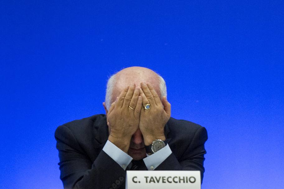 Tavecchio si copre il volto dopo il terzo scrutinio: Albertini battuto, è lui il nuovo presidente. Ora dovrà mettersi alle spalle le polemiche per la frase razzista su Optì Pobà. LaPresse